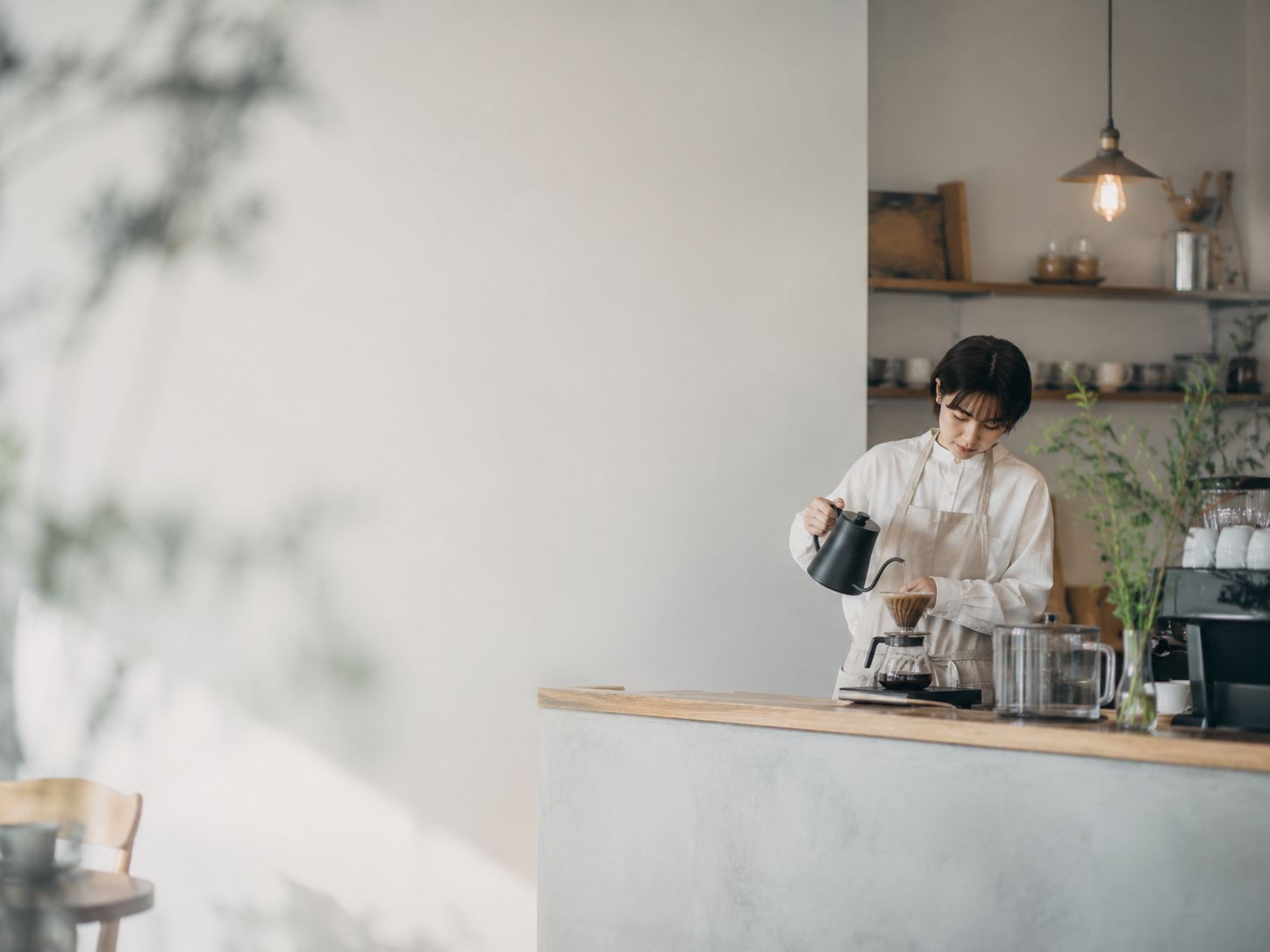 地域のカフェでコーヒーを淹れる仕事風景