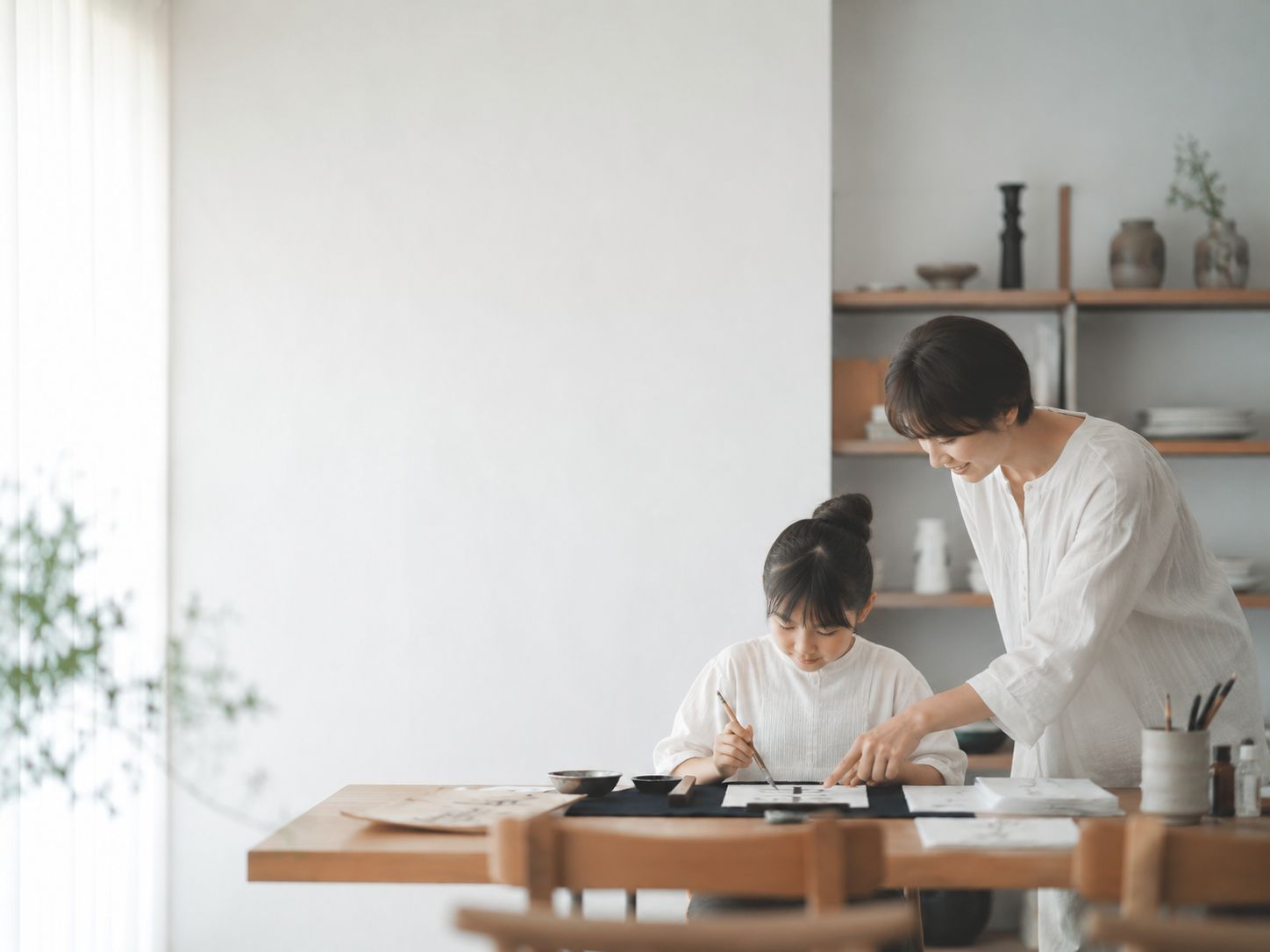 少人数の教室で丁寧に教える様子