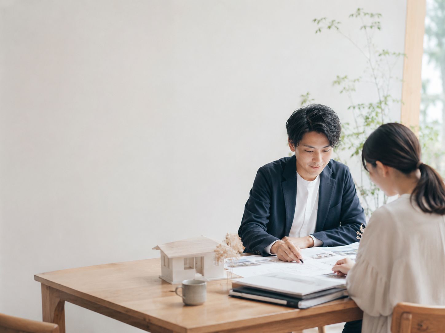 地域の不動産会社で住まいについて相談する様子