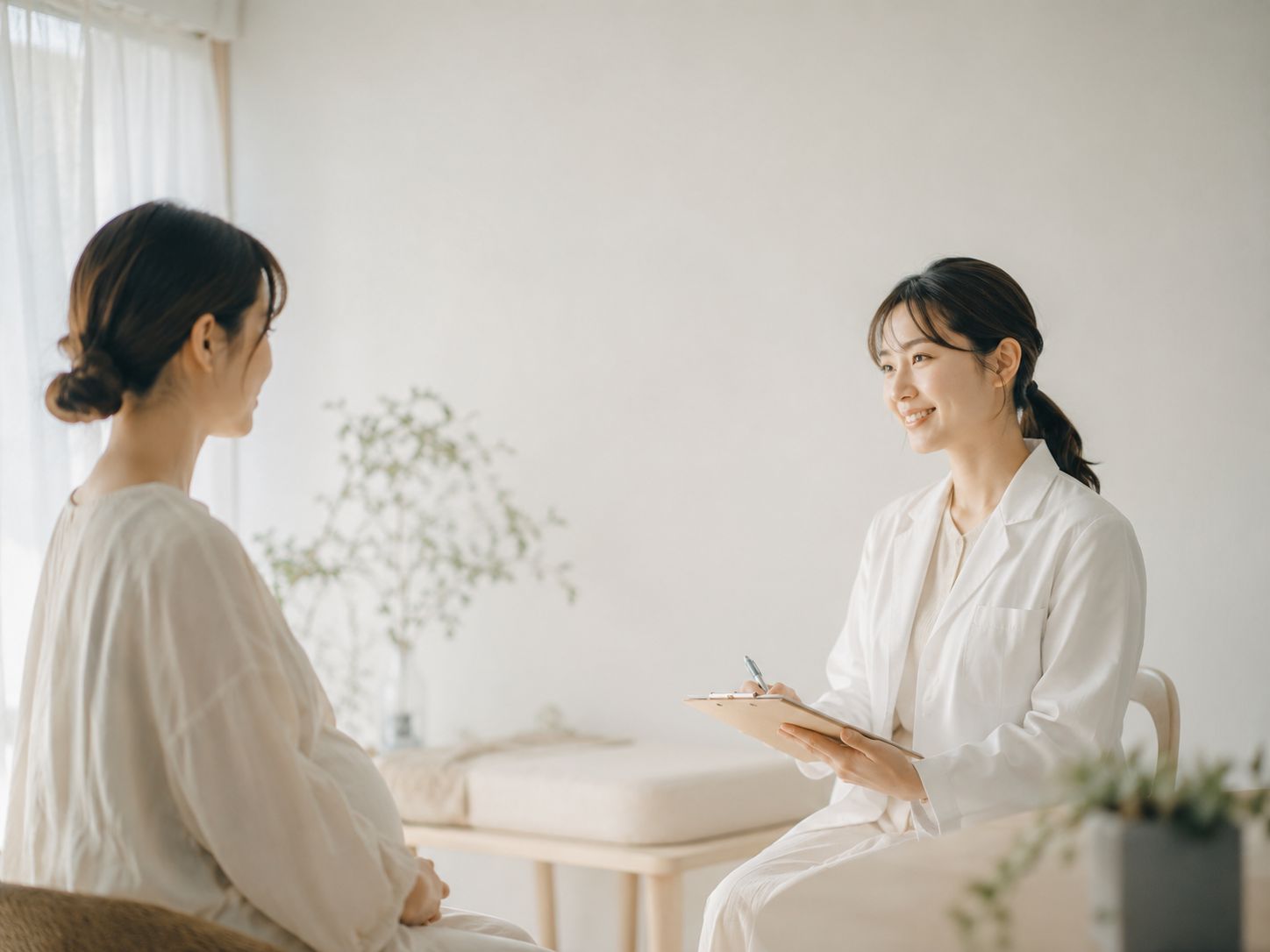 明るく落ち着いた空間で相談を受けるクリニックの様子