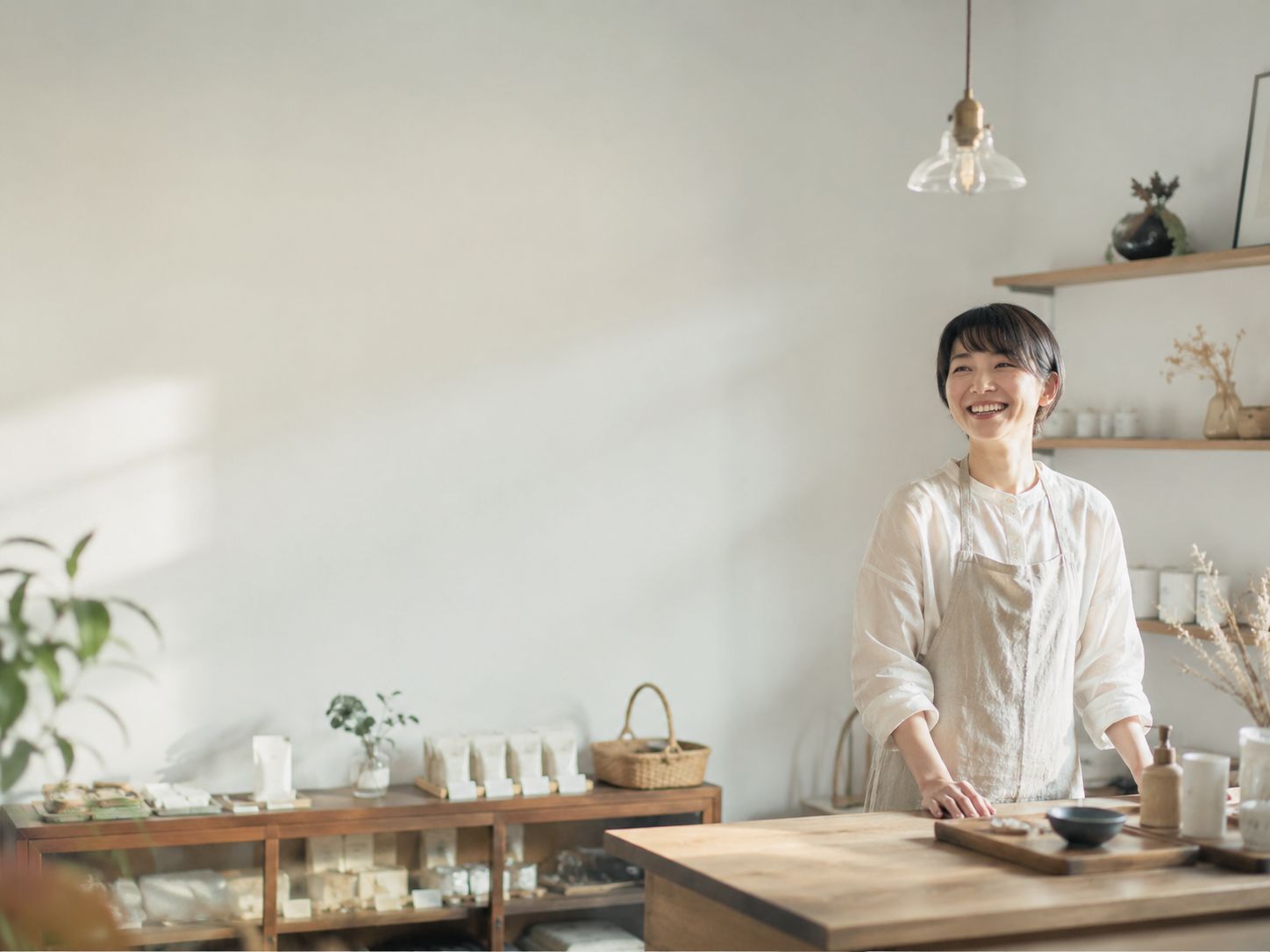地域に根ざした小さなお店で働く人の自然な笑顔