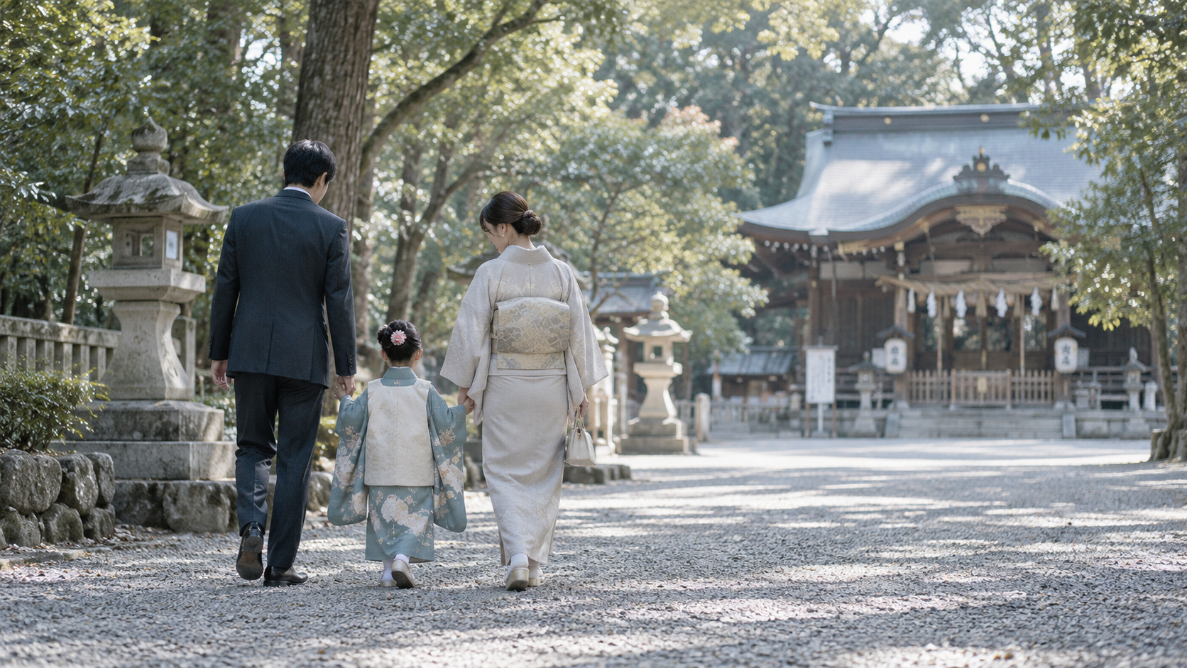 七五三の着物を着た子どもと両親が神社へ向かう後ろ姿のイメージ